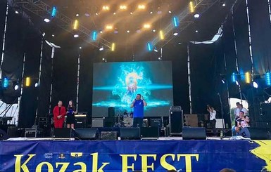 Ураган снес крышу сцены на фестивале Kozak Fest в Днепропетровской области