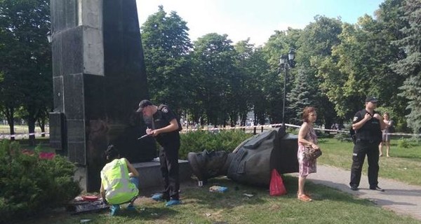 Протестующие в Харькове снесли бюст Жукову
