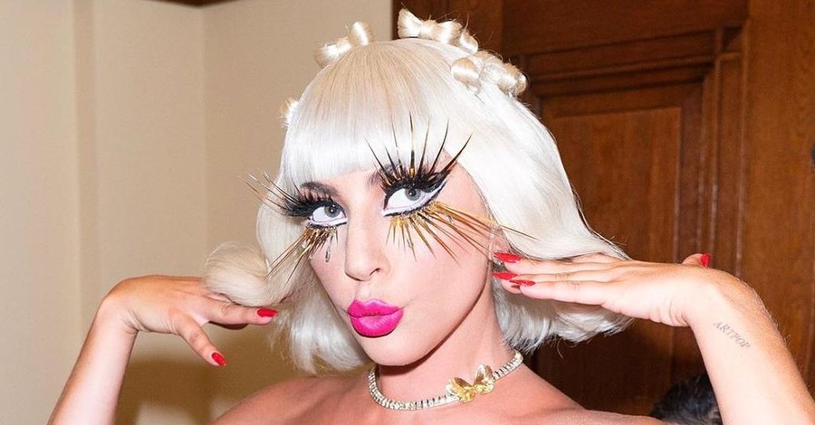 Леди Гага чуть не упала с двухметровой декорации во время концерта