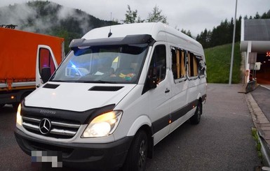В Словакии микроавтобус с украинцами врезался в грузовик 