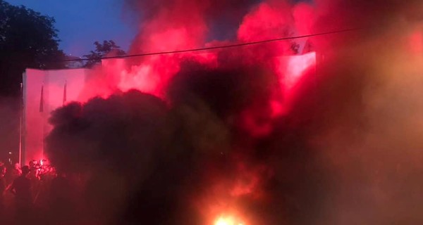 Под зданием МВД в Киеве зажгли шины и требуют отставки Авакова