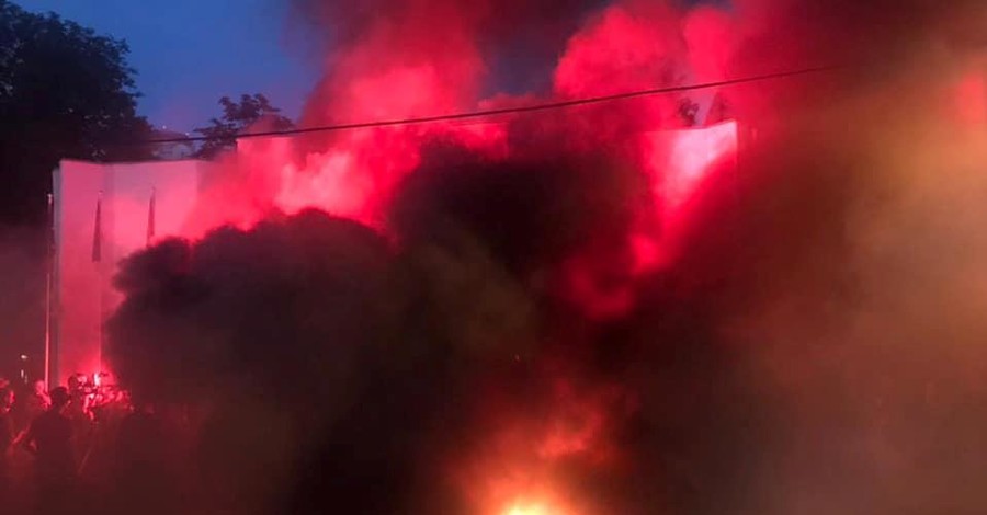 Под зданием МВД в Киеве зажгли шины и требуют отставки Авакова
