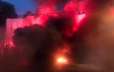 Под зданием МВД в Киеве зажгли шины и требуют отставки Авакова