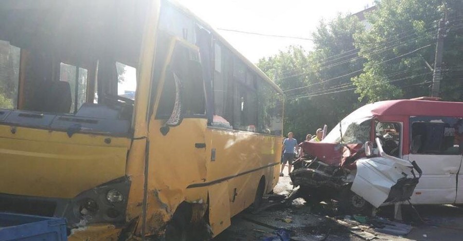 Под Киевом столкнулись две маршрутки, пострадали 26 человек