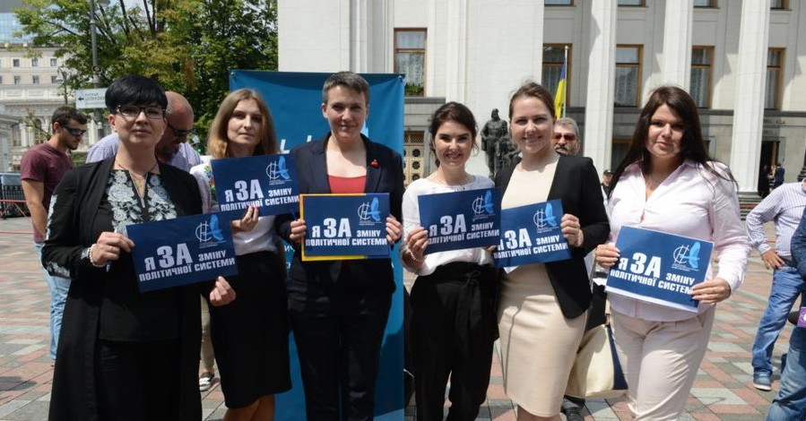 Савченко провела съезд партии на улице и заявила о походе в Раду