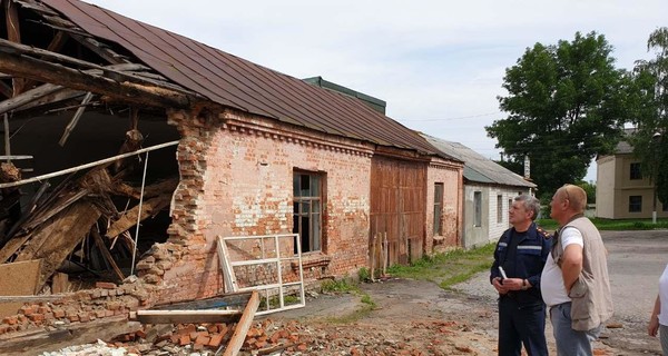 Ураган повалил десятки деревьев и разрушил здания в Херсонской и Житомирской областях