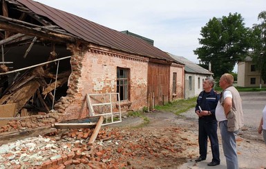 Ураган повалил десятки деревьев и разрушил здания в Херсонской и Житомирской областях