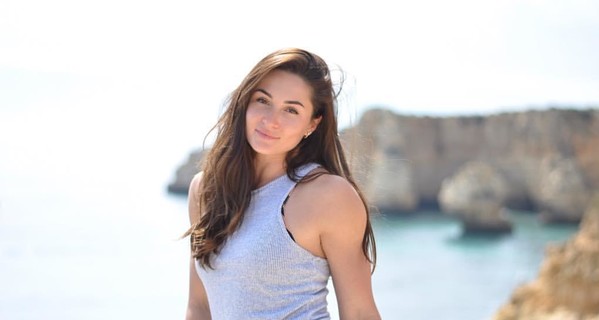 Украинская легкоатлетка борется с жарой, принимая душ посреди парка