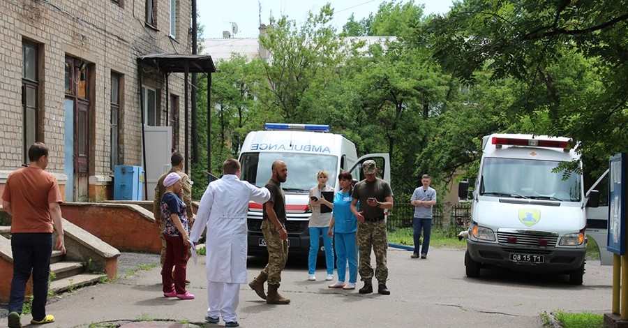 Обстрел под Новолуганском: в госпиталь привезли еще троих раненых
