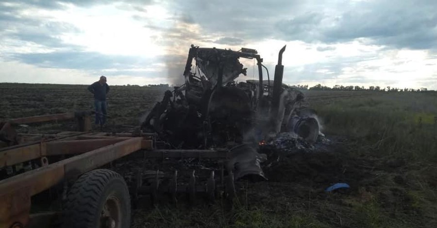На Луганщине в поле подорвался трактор