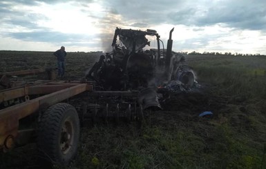 На Луганщине в поле подорвался трактор