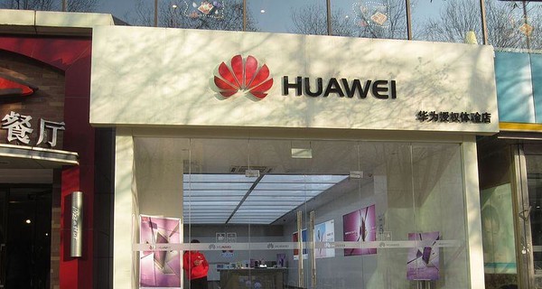 Huawei запретили ставить в смартфоны приложения Facebook