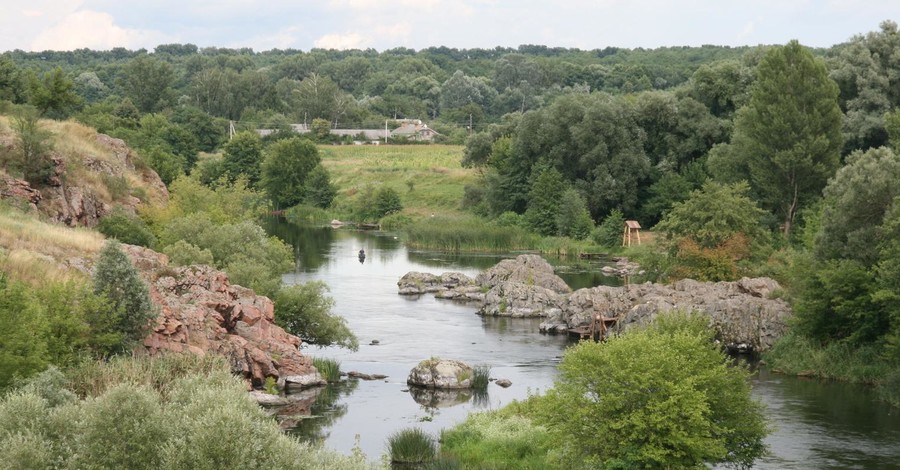 В Винницкой области реку Рось залило химикатами