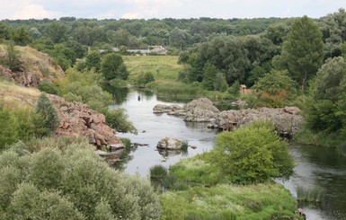 В Винницкой области реку Рось залило химикатами