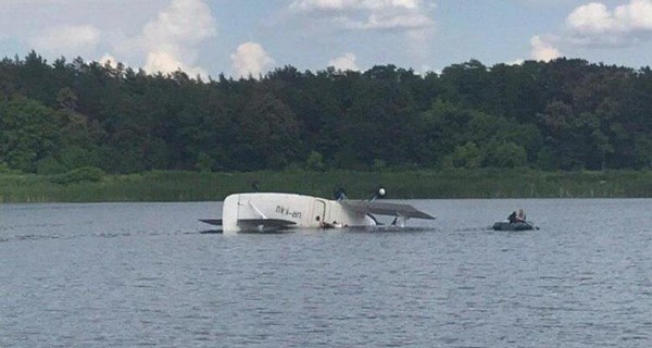 В киевское озеро упал самолет с тремя людьми на борту
