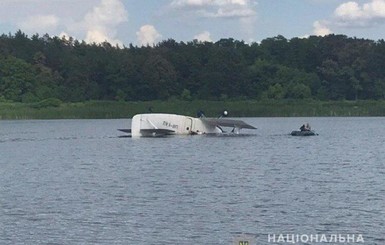 В киевское озеро упал самолет с тремя людьми на борту