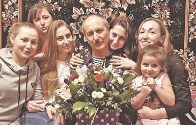 На Днепропетровщине вдовец в одиночку воспитал пятерых дочерей
