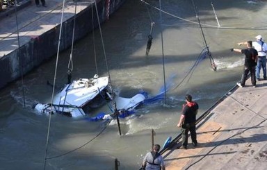 Затонувший в Будапеште прогулочный катер 