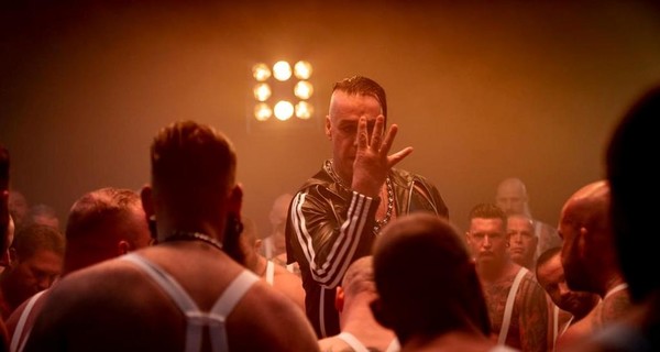 Тилль Линдеманн сломал челюсть фанату