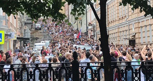 В Москве на марше в поддержку Голунова задержали журналистов и Навального