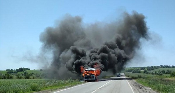 В Полтавской области сгорел пассажирский автобус, где ехали 25 человек