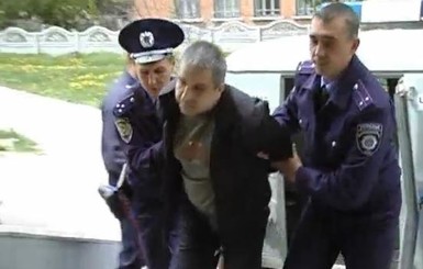 Полицейский-игроман получил пожизненное за серийные убийства старушек