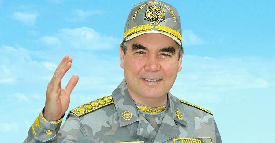 Военные учения в Туркменистане: президент стрелял, двигаясь на велосипеде