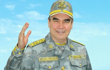 Военные учения в Туркменистане: президент стрелял, двигаясь на велосипеде