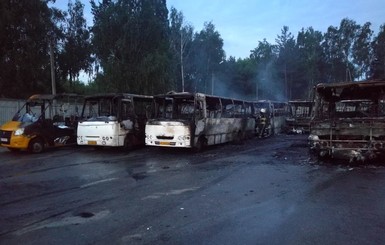 Ночью под Киевом сгорели 10 маршруток 