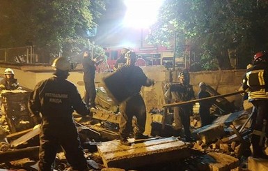 В Киеве мощный взрыв разрушил три гаража