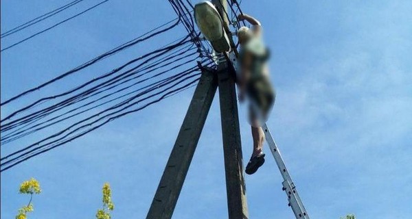 Под Днепром электрика убило током. Тело осталось висеть на столбе