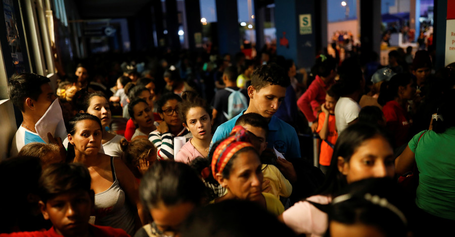 Жители Венесуэлы массово уехали в Перу, чтобы спастись от кризиса
