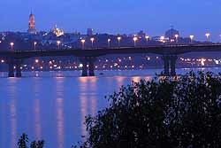 Киевские мосты теперь светятся в темноте 