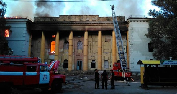 Пожар в доме культуры Бахмута тушили спасатели трех городов