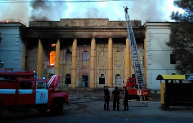 Пожар в доме культуры Бахмута тушили спасатели трех городов