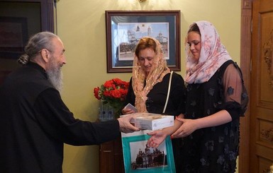 Митрополит Онуфрий встретился с девочкой из Буковины, которую не позвали на выпускной якобы из-за религии