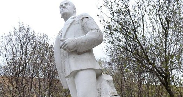 В Киевской области памятники Ленину спрятались в кустах