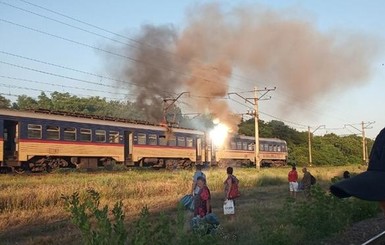 На Днепропетровщине загорелась электричка: пассажиры выпрыгивали из окон