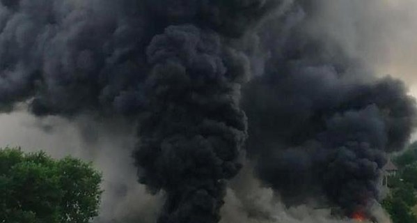 Под Киевом горят склады: дым от пожара застилает весь горизонт
