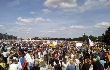 Протесты в Чехии: 250 тысяч человек требовали отставки премьера