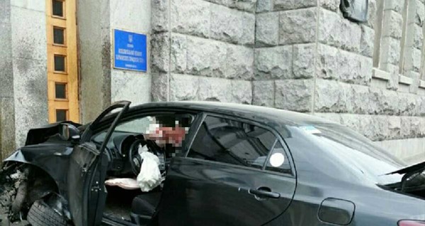 Двери Харьковской  мэрии протаранил автомобиль