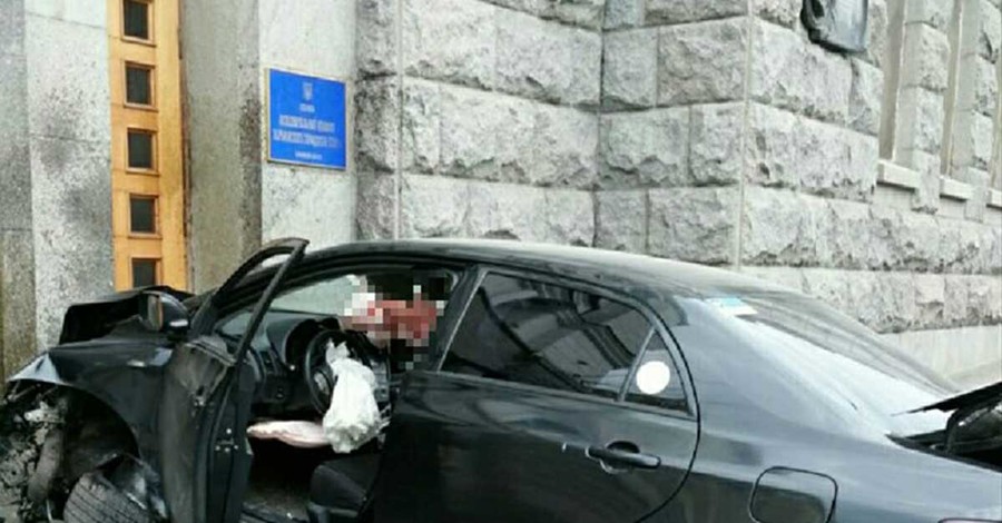 Двери Харьковской  мэрии протаранил автомобиль