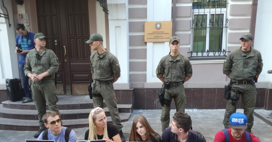 В Киеве пикетировали посольства стран, которые голосовали за возвращение России в ПАСЕ