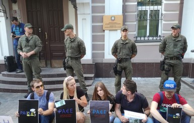 В Киеве пикетировали посольства стран, которые голосовали за возвращение России в ПАСЕ