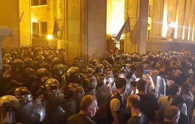 Парламент Грузии избрал нового спикера, но протесты продолжаются