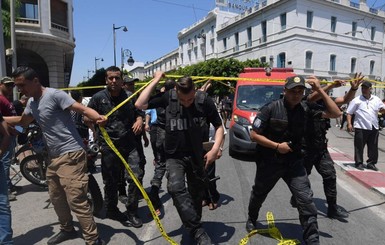 Два смертника подорвали себя в Тунисе, пострадали более десяти человек