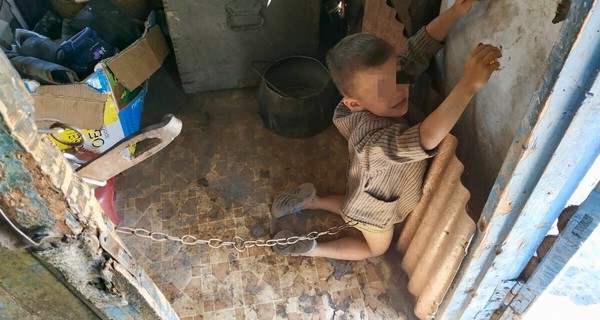Посаженного на цепь для “перевоспитания” 6-летнего ребенка в семью не вернут 