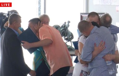 Освобожденные из плена украинцы прилетели в Киев