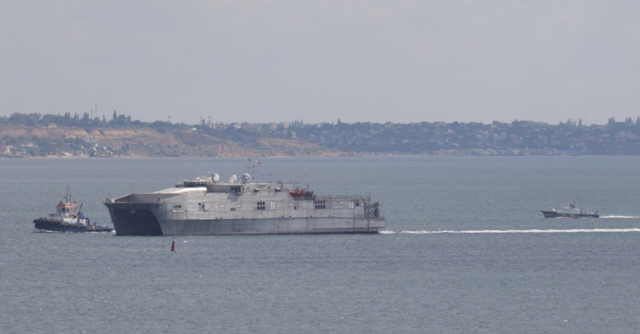 Новейший десантный катамаран доставил в Одессу  морских пехотинцев США