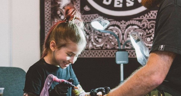 В Одессе 7-летняя девочка работает тату-мастером